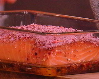 Лосось, засоленный в листьях чая каркаде