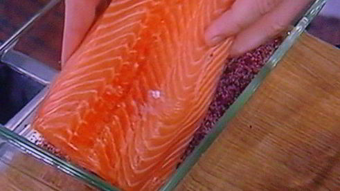 лосось, засоленный в листьях чая каркаде