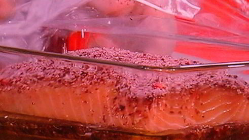 лосось, засоленный в листьях чая каркаде