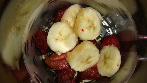 зеленый чай с клубникой и бананом