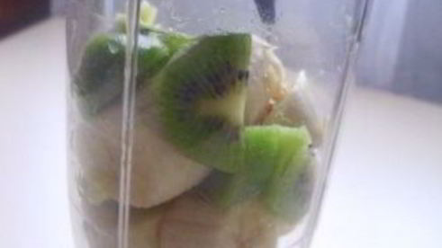 диетический коктейль из киви и банана