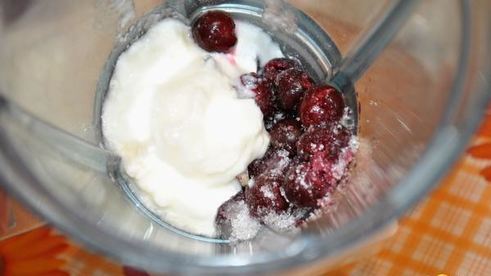 йогуртовый вишневый коктейль