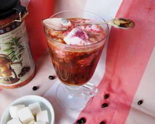 Кофе глясе с клубничным сорбе