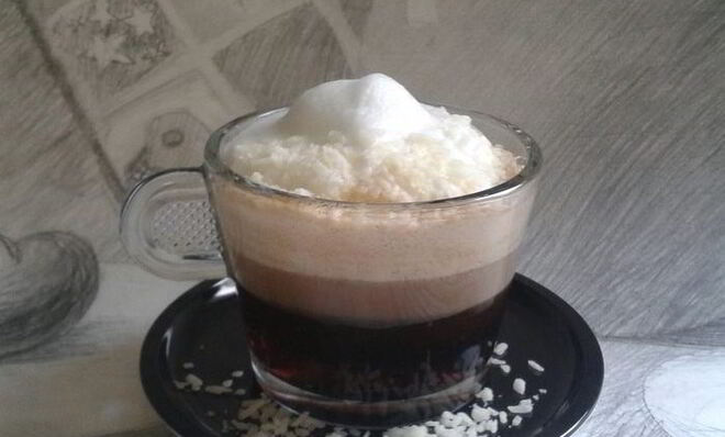 Малиновый кофе с кокосовой стружкой