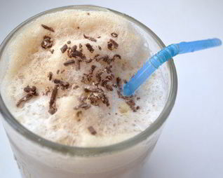 Зимний кофе фраппе с корицей и имбирем