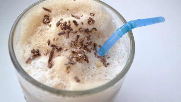 Рецепт Зимнего кофе фраппе с корицей и имбирем