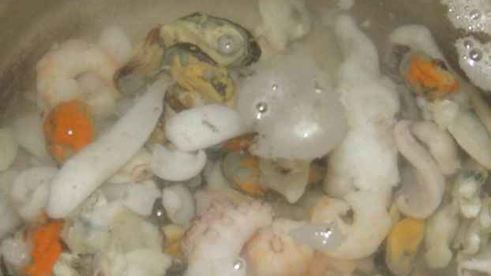 коктейль морской в сметане с зеленью