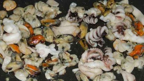 коктейль морской в сметане с зеленью