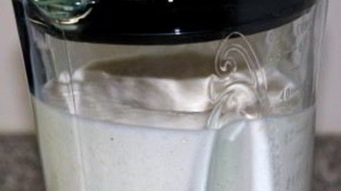 молочный коктейль в блендере