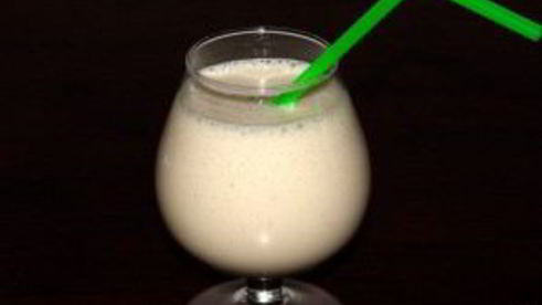 молочный коктейль в блендере