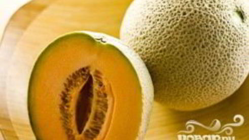 напиток для взрослых с медовой дыней и огурцом