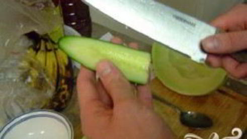 напиток для взрослых с медовой дыней и огурцом