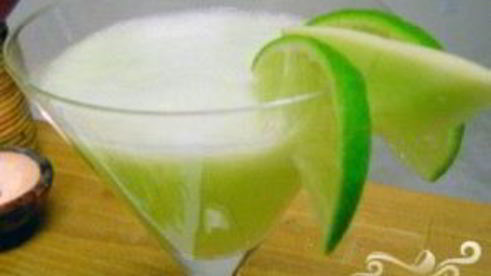 напиток для взрослых с медовой дыней и огурцом