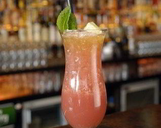 Розовый пунш с малиной и персиками