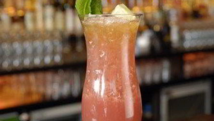 Рецепт розового пунша с малиной и персиками