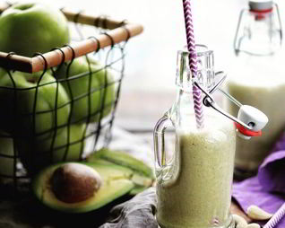 Питательный смузи из яблок, банана, авокадо и орехового молока