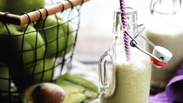 Рецепт Питательного смузи из яблок, банана, авокадо и орехового молока