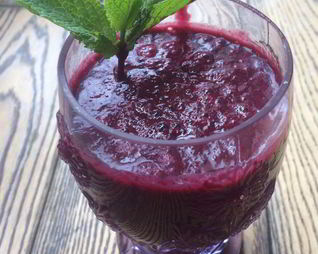 Смузи из ананаса и черной смородины