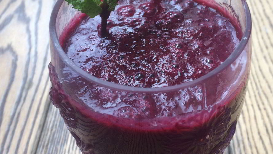 Рецепт смузей из ананаса и черной смородины