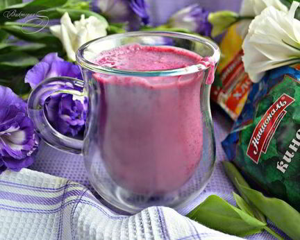 Смузи из черной смородины, овсяных хлопьев и киноа