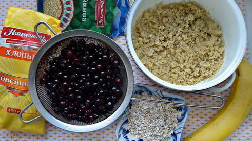 смузи из черной смородины, овсяных хлопьев и киноа