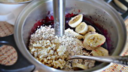 смузи из черной смородины, овсяных хлопьев и киноа