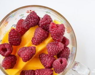 Смузи из манго и ягод