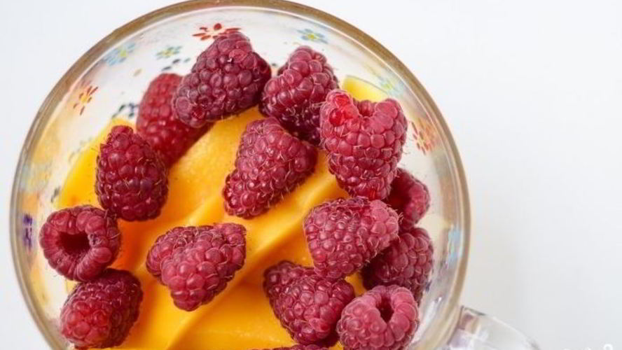 Рецепт смузей из манго и ягод