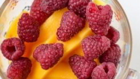 смузи из манго и ягод