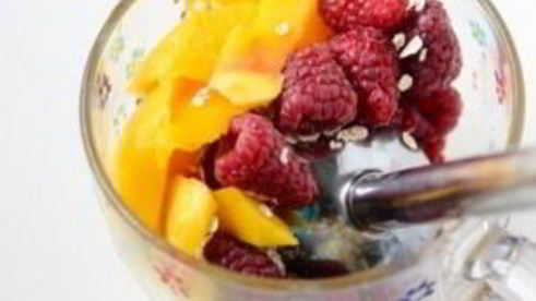 смузи из манго и ягод