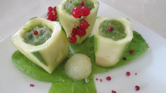 Рецепт Смузей из огурца и дыни в огуречных стаканчиках