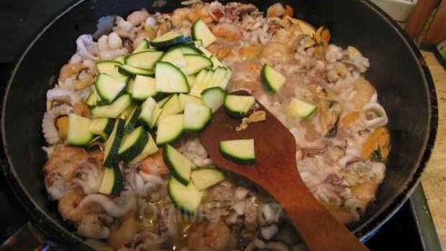 спагетти с морским коктейлем