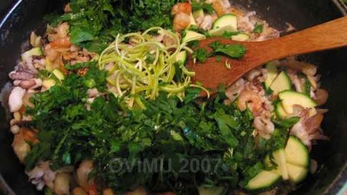 спагетти с морским коктейлем