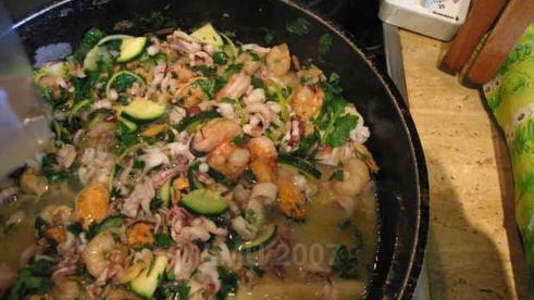 спагетти с морским коктейлем