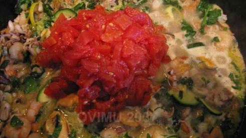 спагетти с морским коктейлем