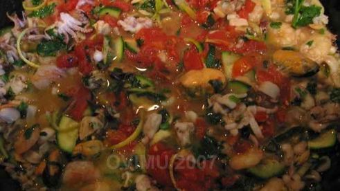 спагетти с морским коктейлем