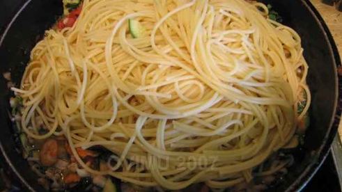 спагетти с морским коктейлем