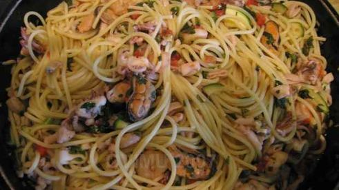 спагетти с морским коктейлем