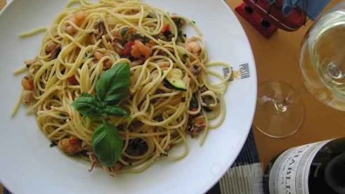 спагетти с морским коктейлем