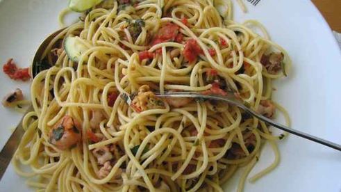 спагетти с морским коктейлем