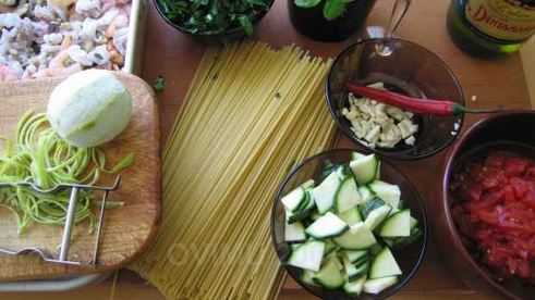 спагетти с морским коктейлем