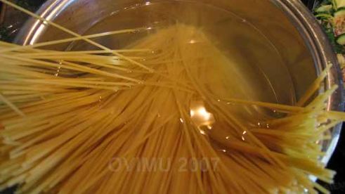 спагетти с морским коктейлем