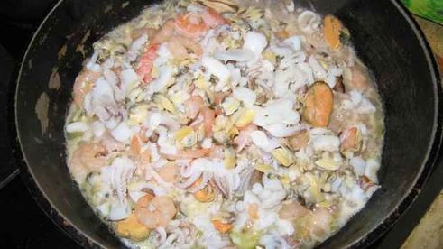 спагетти с морским коктейлем