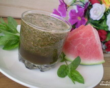 Зеленый коктейль с арбузом