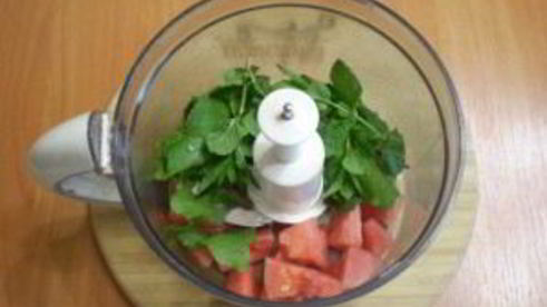 зеленый коктейль с арбузом