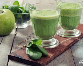 Зеленый коктейль с черносливом