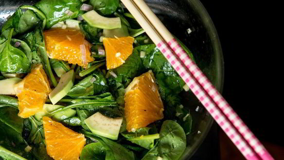 Рецепт Азиатского салата с апельсином, шпинатом и авокадо