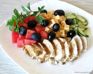 Греческий салат с куриной грудкой, арбузом и фетой