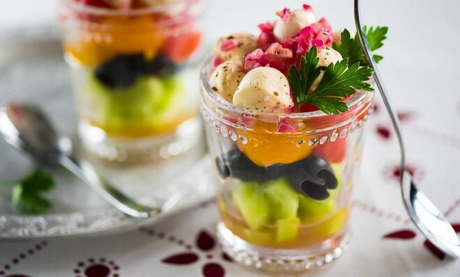 Греческий салат с моцареллой