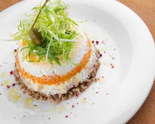 Слоеный салат с горбушей и гречкой